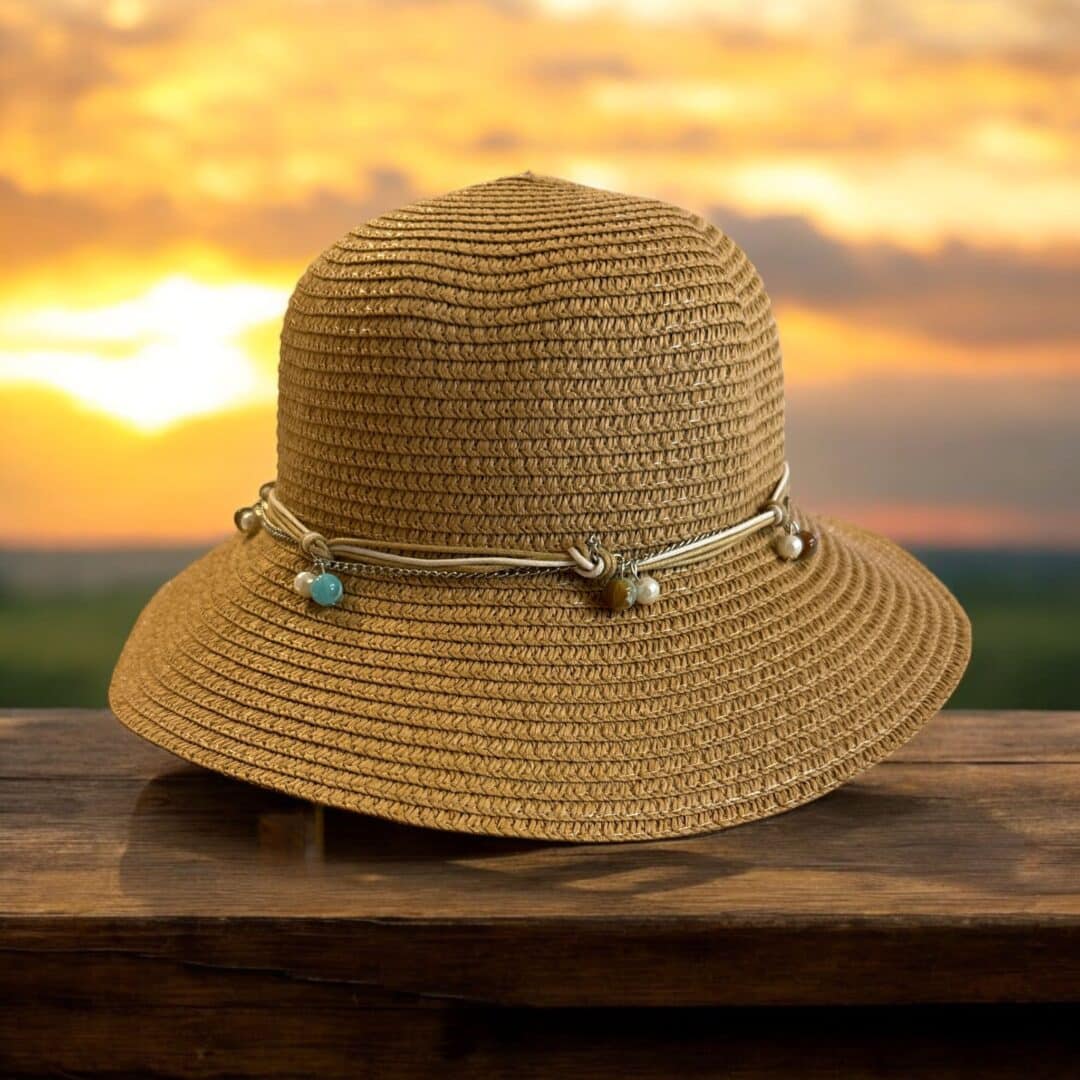 כובע קש בעיטור פנינים בצבע קאמל