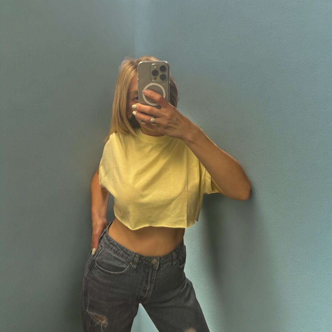 חולצת בטן בצבע צהוב